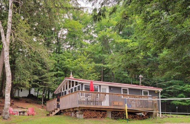 Family Friendly Waterfront Cottage on Three Mile Lake
