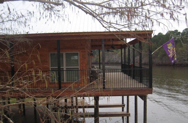 Casa familiar frente al río en la ribera "ABAJO POR EL RÍO PEREGRINO"