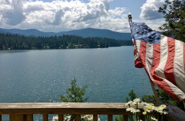 Familiar con una hermosa vista de Hayden Lake.