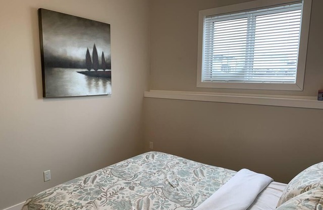 ★Family Friendly★Beautiful Bright 2 BDR 1 sofa bed Suite★Pets Welcome★