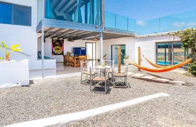 Villa de lujo de tamaño familiar/amigos, a 1 km de la playa, piscina privada, vistas al mar,gimnasio