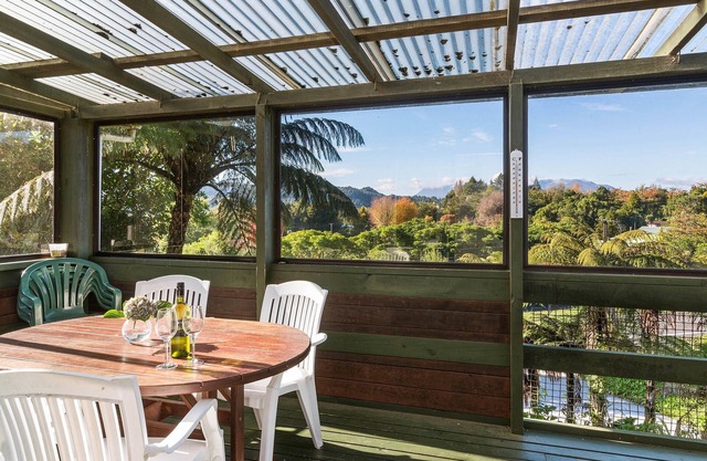 Diversión familiar en el lago - Lake Tarawera Holiday Home