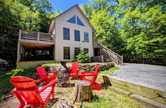 Family Fun Escape: Hot Tub, Gameroom, Fireplace, Dog Friendly, Firepits & Grill