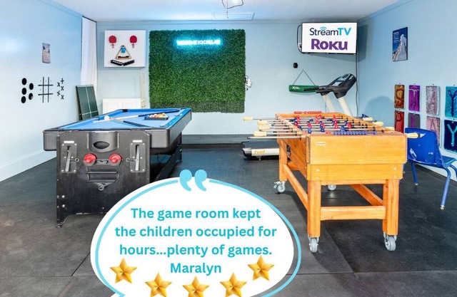 Family Game Room & Secret Massage Nook – Group Getaway for 12 with 2 King Beds