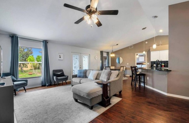 Family Fun Haven: 3 Bed/2 Bath/6 Mi to Legoland/Pet Friendly!