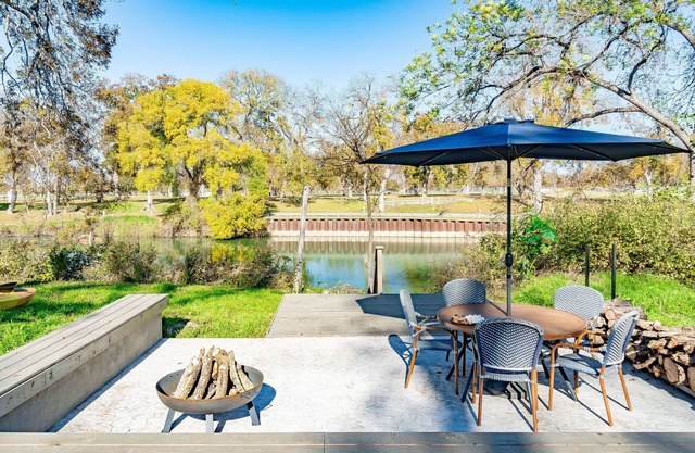 Family Fun on Guadalupe River w/ kayaks, grill and dock! Minutes from Downtown