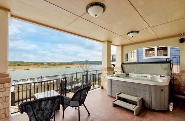 Family Home w/Hot Tub & Dock for fishing/swimming