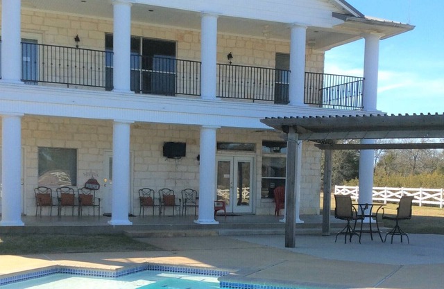 Reunión familiar / Día del juego / Lugar de bodas en College Station con piscina en el país