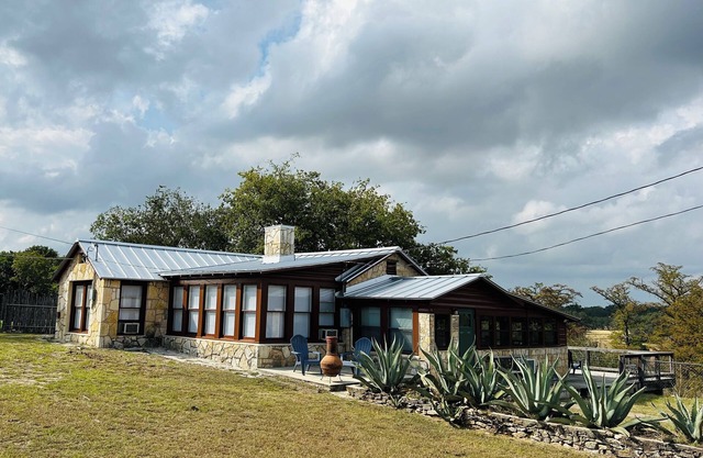 Family gathering favorite! Private Medina rare river access! 5 min to Bandera!