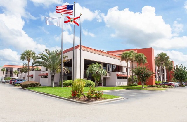 Family Getaway! 4 Comfy Units Close to The Wheel at ICON Park Orlando! Parking!