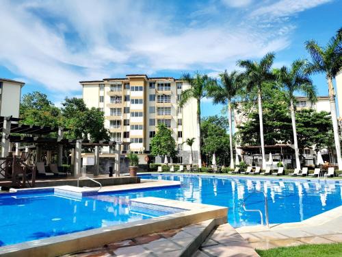 Family getaway, pool, beach and surf