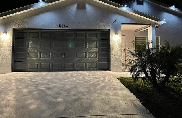 Family Getaway In Beautiful 3BDR POOL House