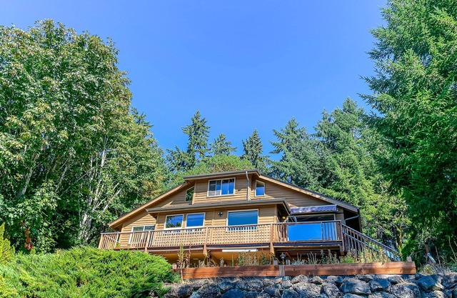 Family getaway with private hot tub, fireplace, kayaks and W/D