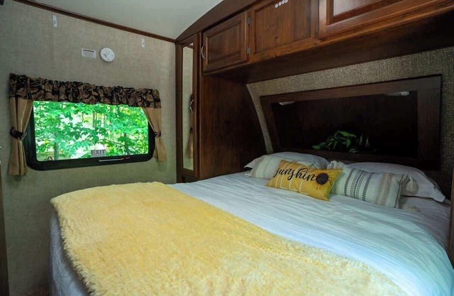 Family Glamping Getaway | 5 Min to Tobermory