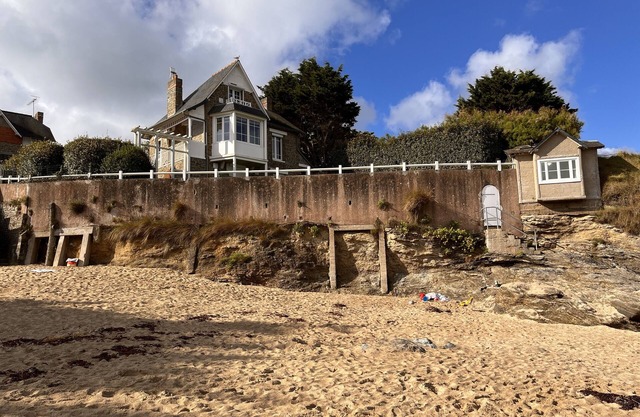 Family Granite stone house with direct access to the beach of St-Sieu, Lancieux