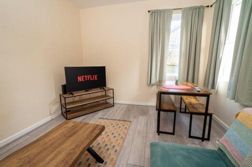 Family & Group Stay – 5-Bed Home, Parking