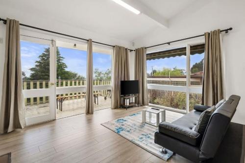 Family Hideaway Fireplace Balcony and BBQ