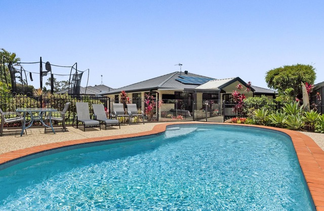 Family holiday home, pool, private, fast wifi, 5min to beach, relaxing stay!