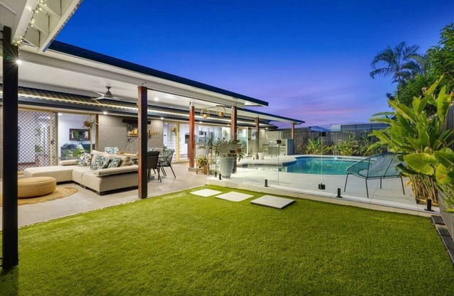 Family Holiday Retreat 4 bed Pool 5 mins to beach