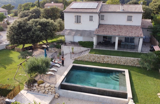 Villa familiar con jardín y piscina privada.
