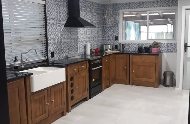 Family home close to motorway on outskirts of Hams