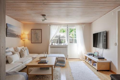 Family Home - Coastal Calmness in Stockevik