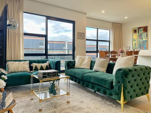 Family Home in Central Auckland with Parking & Heat Pumps