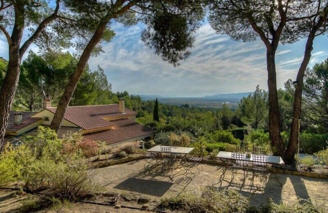Family Home in the Heart of the Luberon with Swimming Pool and Panoramic Vi