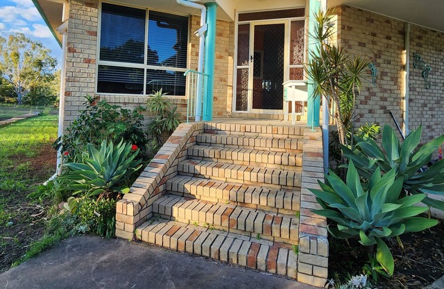Family Home on Acreage Along the Brisbane River. hosts up to 6 Adults + 1 Child