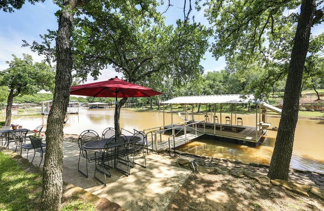 Family Home on Lake Bridgeport: Pets Welcome!