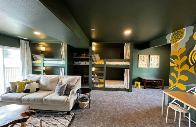 Stunning Home w/ views Sleeps 10 Fun & Central