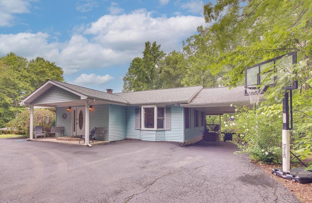 Family Home w/ Game Room! 1 Mi to Dale Hollow Lake