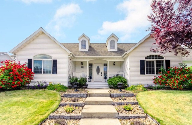 Majestic Home by the River- Pool Table and Fire Pit