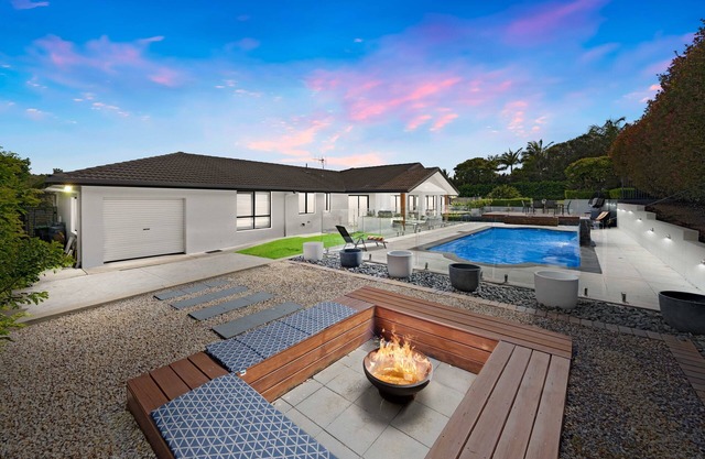 Family home with pool, air con, pet friendly