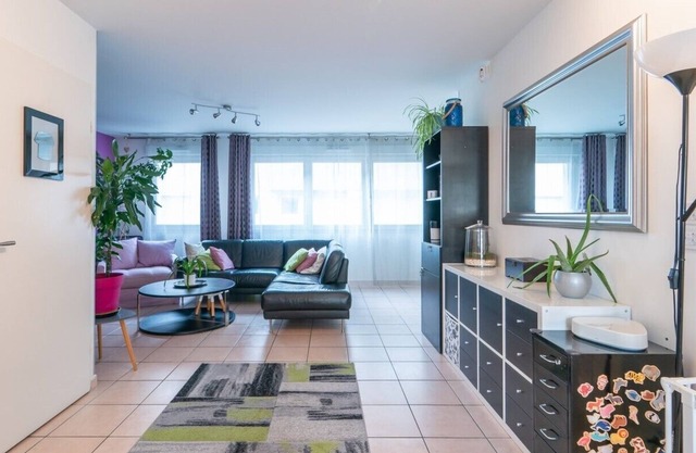 Family home with private garden, in a quiet area near Paris
