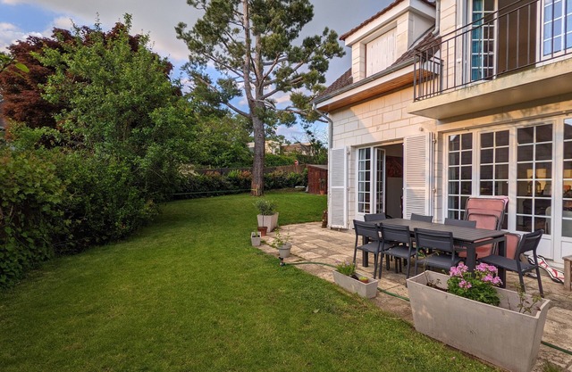 Family home with garden near Versailles