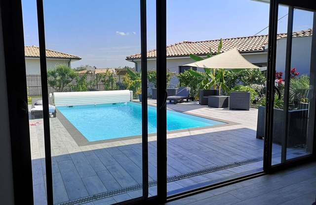 Family house with swimming pool, terrace and enclosed garden