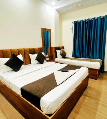 FAMILY HOTEL - RAJ near railway station