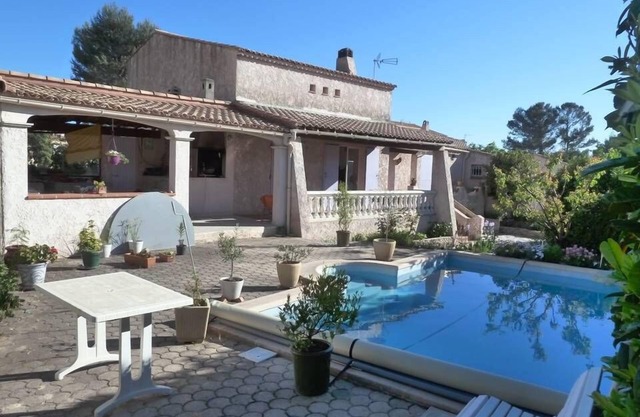 casa familiar en una zona tranquila cerca del mar