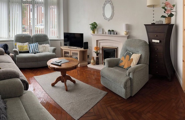 Family House in Wollaton Nottingham UK. Sleeps six people. Cosy Three Bedroom