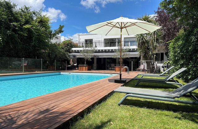 Casa familiar de Burdeos con gran jardín y piscina de 10 a 12 personas.