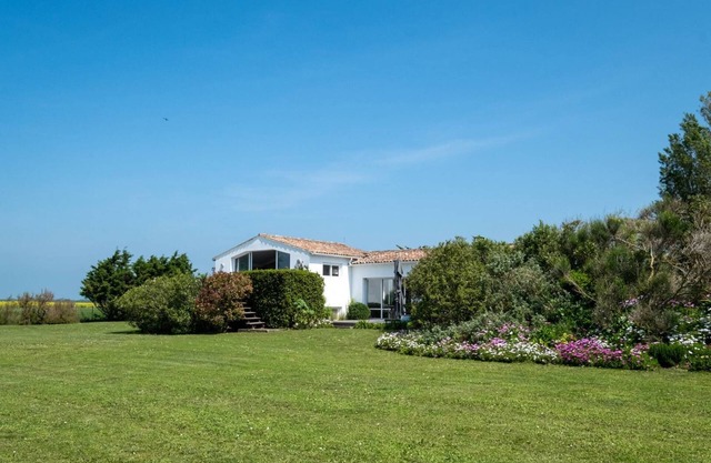Family house oeverlooking the Golf in a 7500sq mt garden