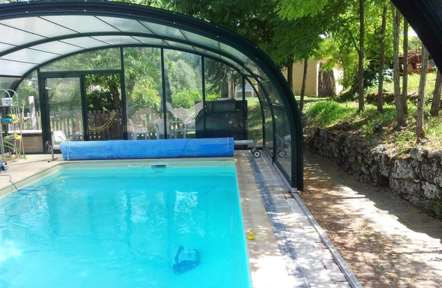 casa unifamiliar con piscina cubierta climatizada