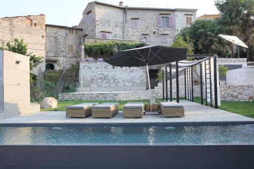 Family house with pool in rural Italy