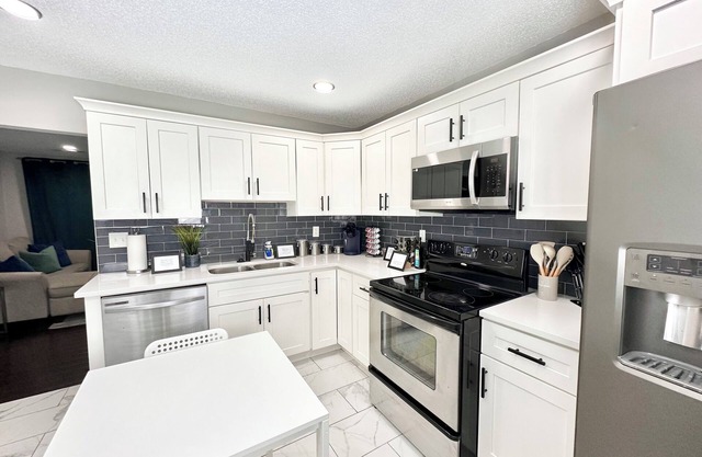 Family+King bed+Full Kitchen+55"SmartTV+Back Yard