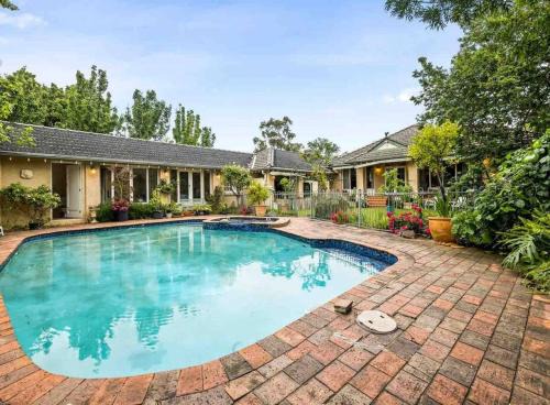 Family Living big house in Balwyn central