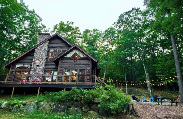Family Lodge with hot tub, minutes to Lake Placid and Hiking, Pet Friendly