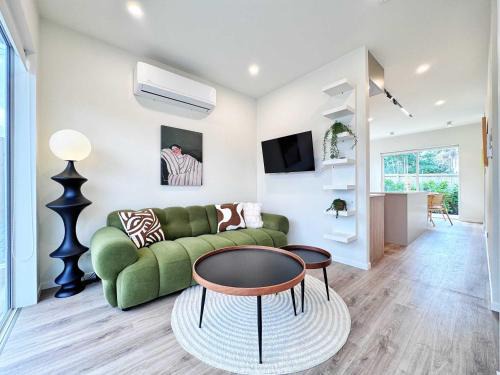 Family Oasis 3BR vs Backyard Near Beach in Torbay
