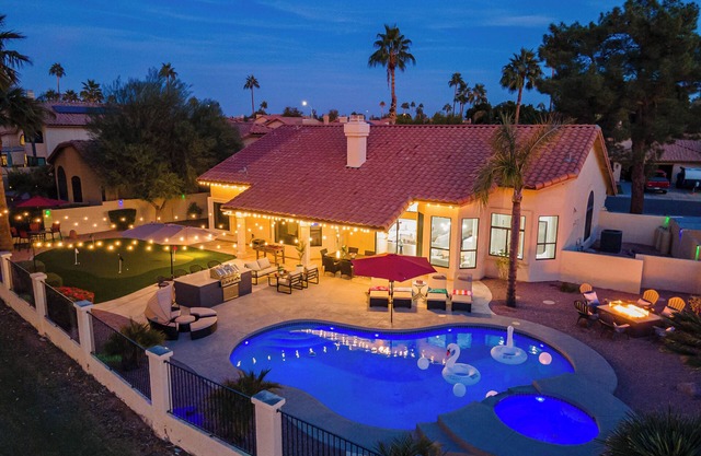Family Oasis! Free Chilled Pool+Spa, Golf+Lake View, BBQ, Putting Green, FirePit
