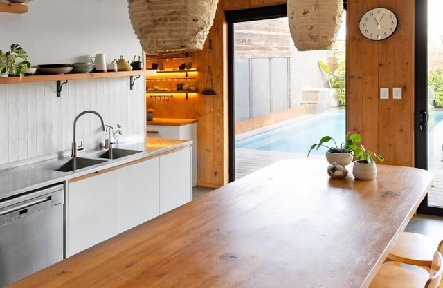 Family Oasis - Heated Pool King Bed near Tusmore Park & Burnside - Pet Friendly